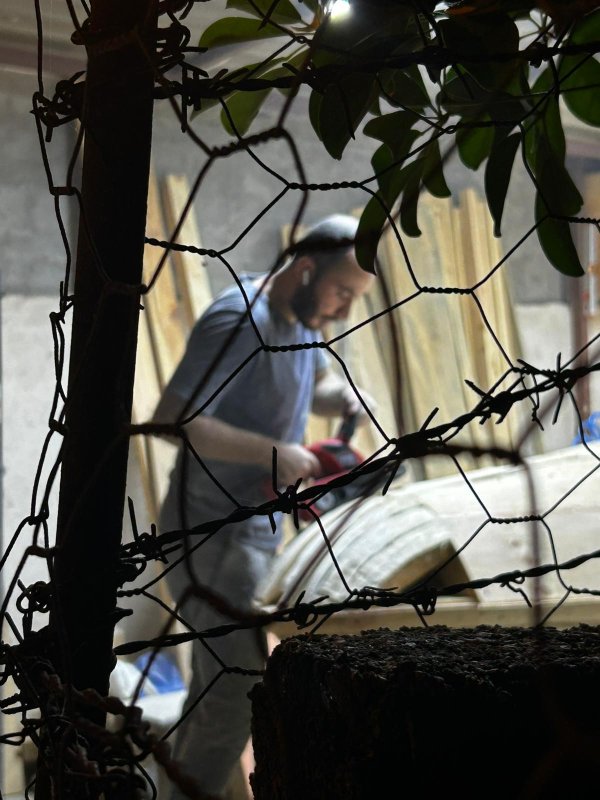 Görünümüyle mest eden yarım ton ağırlığındaki ahşap Bayraktar TB2 maketini 30 günde yaptılar (Fotoğraflı) Ogün Aslan HATAY (İHA) - Hatay'da yaşayan iki genç, hayalini kurdukları Bayraktar TB2'nin ahşap maketini 100 bin TL harcayarak 30 gün süren çalışmayla ortaya çıkardılar. Ahşaptan yapılan ve görünümüyle mest eden yarım ton ağırlığındaki maket, Sokullu Mehmet Paşa Külliyesi'nde sergilenerek vatandaşların beğenisine sunuldu. Payas ilçesinde yaşayan Samet Keskin (26) ve Recep Tayyip Yüksekdağ (26), yerli ve milli savunma sanayi eserlerine duydukları hayali gerçeğe dönüştürdü. Türkiye'nin yerli üretim ürünü olan ve Baykar tarafından imal edilen Bayraktar TB2'nin ahşaptan maketini yaptılar. Milli benlik duygusuyla iki arkadaş tarafından 30 günde gece ve gündüz süren çalışmalarla yapılan maket, 100 bin TL maliyetle ortaya çıktı. Görünümüyle mest eden maket, 30 Ağustos Zafer Bayramı'nda Payas ilçesinde bulunan Sokullu Mehmet Paşa Külliyesi'nde vatandaşların beğenisine sunuldu. Gençlerin el emeğiyle yaptığı Bayraktar TB2 maketi, bölgede yaşayan çocuklara hem örnek olacak hem de milli gururu yaşatacak. "100 bin TL civarında bir maliyetle bu projeyi tamamladık" Bayraktar TB2 maketini gençlerin örnek alması için 100 bin TL maliyetle imal ettiklerini söyleyen Samet Keskin, "Yahya Kemal Beyatlı'nın dediği gibi; 'İnsan alemde hayal ettiği müddetçe yaşar.' Biz de bir gün Recep Tayyip ağabeyimle otururken böyle bir fikri konuşmaya başladık. Aslında ilk hayalimiz Altay tankı maketiydi, fakat imkanlarımız elvermediği için Bayraktar TB2'yi yapmaya karar verdik. 'Bir çocuk gelsin, bir uçağa dokunsun, belki yarın ülkemizin uzay programında çalışacak' dedik. 100 bin TL civarında bir maliyetle bu projeyi tamamladık. Bundan sonra Altay tankı maketi yapmayı da hedefliyoruz. Selçuk Bayraktar'ı Payas'ta ağırlamaktan onur duyarız" dedi. "Yarım ton ağırlığında, tamamen ahşaptan bir maket ortaya çıktı" Yaklaşık 500 kilogram ağırlığında olan ahşap için Bayraktar TB2 maketine vatandaşların yoğun ilgi gösterdiğini ifade eden Recep Tayyip Yüksekdağ ise sürecin zorlu geçtiğini belirterek şöyle konuştu: "Uzun süredir aklımda olan bir hayaldi. Samet kardeşimle beraber akşamları ve hafta sonları çalışarak bu projeyi yetiştirdik. Yarım ton ağırlığında, tamamen ahşaptan bir maket ortaya çıktı. Kolay olmadı, uykusuz gecelerimiz oldu. Hatta zaman zaman tartıştık ama sonunda başardık. Vatandaşlar ilgi gösteriyor, çocuklar maketle fotoğraf çekiliyor. Bundan sonra da yerli ve milli ürettiğimiz tüm savunma sanayi eserlerinin maketlerini yapmayı hedefliyoruz."