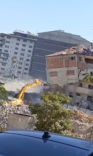 Yıktığı binanın altında kalmaktan saniyelerle kurtuldu, korku dolu anlar kamerada (Fotoğraflı) Ramazan İlın - Arzu Kübra Doğan HATAY (İHA) - Hatay’ın Defne ilçesinde 5 katlı binanın yıkımının gerçekleştiği esnada iş makinesinin, yıktığı binanın altında kalmaktan saniyelerle kurtulduğu anlar kameraya yansıdı. Kahramanmaraş merkezli depremlerde büyük yıkımın yaşandığı Hatay’da mahkeme süreci tamamlanan binalar yıkılmaya devam ediyor. Depremin vurduğu Defne ilçesi Sümerler Mahallesi’nde mahkeme süreci tamamlanan 5 katlı bina, iş makinesinin darbesiyle kontrollü olarak yıkıldı. 5 katlı binanın kontrollü olarak yıkan operatörün binanın altında kalmaktan saniyelerle kurtulduğu anlar cep telefonu kamerasıyla saniye saniye görüntülendi. Görüntülerde; iş makinesinin boomun yıktığı binanın altından son anda kurtulduğu ve kontrollü yıkım anları kameraya yansıdı. 5 katlı binanın kontrollü yıkılma sırasında herhangi bir olumsuzluk yaşanmadı. "Yıkımı yapan operatör, iş makinesinin boomunu son anda kurtarmayı başardı" İş makinesinin yıkım sırasından son anda altında kalmaktan kurtulduğunu ifade eden Azad Gökalp, "5 katlı binayı eksvalatör yardımıyla güvenli bir şekilde yıkımı gerçekleşti. Yıkımı yapan operatör, iş makinesinin boomunu son anda kurtarmayı başardı. Güzel bir yıkım yapıldı. O makine binanın altından kalmaktan zor kurtuldu. Operatörde sorun olmadı. Binanın tamamı düşerken operatör boomu sağ tarafa çekerek iş makinesini kurtardı" ifadelerini kullandı.