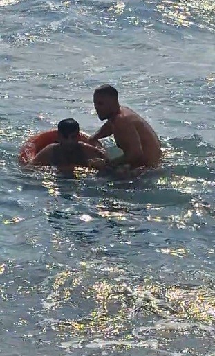 Serinlemek için denize giren 12 yaşındaki çocuk hayatını kaybetti (Fotoğraflı) Arzu Kübra Doğan HATAY (İHA) - Hatay'da serinlemek için girdiği denizde boğulma tehlikesi geçiren 12 yaşındaki çocuk, kaldırıldığı hastanede hayatını kaybetti. Hava sıcaklığının 40 dereceyi geçtiği Hatay'da serinlemek isteyen Alahattin Güler (19) ile Emre Güler (12), Samandağ ilçesi Çevlik sahilinde denize girdi. Bir süre sonra rip akıntısına kapılan Alahattin ile Emre boğulma tehlikesi geçirdi. Denizde iki kişinin çırpındığını fark eden Hatay Büyükşehir Belediyesi İtfaiye Daire Başkanlığı cankurtaran ekibi, denize girerek kurtarma çalışması başlattı. Boğulma tehlikesi yaşayan iki kişi, yapılan ilk müdahalenin ardından hastaneye kaldırıldı. Hastaneye kaldırılan Emre Güler, yapılan tüm müdahalelere rağmen hayatını kaybetti. Alahattin Güler'in sağlık durumunun ise iyi olduğu öğrenildi.