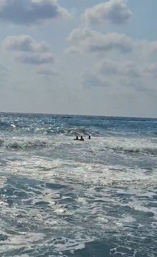 Serinlemek için denize giren 12 yaşındaki çocuk hayatını kaybetti (Fotoğraflı) Arzu Kübra Doğan HATAY (İHA) - Hatay'da serinlemek için girdiği denizde boğulma tehlikesi geçiren 12 yaşındaki çocuk, kaldırıldığı hastanede hayatını kaybetti. Hava sıcaklığının 40 dereceyi geçtiği Hatay'da serinlemek isteyen Alahattin Güler (19) ile Emre Güler (12), Samandağ ilçesi Çevlik sahilinde denize girdi. Bir süre sonra rip akıntısına kapılan Alahattin ile Emre boğulma tehlikesi geçirdi. Denizde iki kişinin çırpındığını fark eden Hatay Büyükşehir Belediyesi İtfaiye Daire Başkanlığı cankurtaran ekibi, denize girerek kurtarma çalışması başlattı. Boğulma tehlikesi yaşayan iki kişi, yapılan ilk müdahalenin ardından hastaneye kaldırıldı. Hastaneye kaldırılan Emre Güler, yapılan tüm müdahalelere rağmen hayatını kaybetti. Alahattin Güler'in sağlık durumunun ise iyi olduğu öğrenildi.