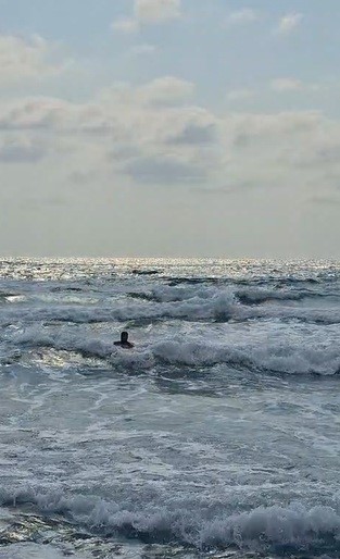 Serinlemek için denize giren 12 yaşındaki çocuk hayatını kaybetti (Fotoğraflı) Arzu Kübra Doğan HATAY (İHA) - Hatay'da serinlemek için girdiği denizde boğulma tehlikesi geçiren 12 yaşındaki çocuk, kaldırıldığı hastanede hayatını kaybetti. Hava sıcaklığının 40 dereceyi geçtiği Hatay'da serinlemek isteyen Alahattin Güler (19) ile Emre Güler (12), Samandağ ilçesi Çevlik sahilinde denize girdi. Bir süre sonra rip akıntısına kapılan Alahattin ile Emre boğulma tehlikesi geçirdi. Denizde iki kişinin çırpındığını fark eden Hatay Büyükşehir Belediyesi İtfaiye Daire Başkanlığı cankurtaran ekibi, denize girerek kurtarma çalışması başlattı. Boğulma tehlikesi yaşayan iki kişi, yapılan ilk müdahalenin ardından hastaneye kaldırıldı. Hastaneye kaldırılan Emre Güler, yapılan tüm müdahalelere rağmen hayatını kaybetti. Alahattin Güler'in sağlık durumunun ise iyi olduğu öğrenildi.
