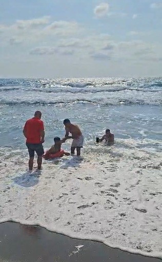 Serinlemek için denize giren 12 yaşındaki çocuk hayatını kaybetti (Fotoğraflı) Arzu Kübra Doğan HATAY (İHA) - Hatay'da serinlemek için girdiği denizde boğulma tehlikesi geçiren 12 yaşındaki çocuk, kaldırıldığı hastanede hayatını kaybetti. Hava sıcaklığının 40 dereceyi geçtiği Hatay'da serinlemek isteyen Alahattin Güler (19) ile Emre Güler (12), Samandağ ilçesi Çevlik sahilinde denize girdi. Bir süre sonra rip akıntısına kapılan Alahattin ile Emre boğulma tehlikesi geçirdi. Denizde iki kişinin çırpındığını fark eden Hatay Büyükşehir Belediyesi İtfaiye Daire Başkanlığı cankurtaran ekibi, denize girerek kurtarma çalışması başlattı. Boğulma tehlikesi yaşayan iki kişi, yapılan ilk müdahalenin ardından hastaneye kaldırıldı. Hastaneye kaldırılan Emre Güler, yapılan tüm müdahalelere rağmen hayatını kaybetti. Alahattin Güler'in sağlık durumunun ise iyi olduğu öğrenildi.