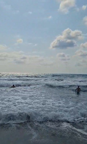 Serinlemek için denize giren 12 yaşındaki çocuk hayatını kaybetti (Fotoğraflı) Arzu Kübra Doğan HATAY (İHA) - Hatay'da serinlemek için girdiği denizde boğulma tehlikesi geçiren 12 yaşındaki çocuk, kaldırıldığı hastanede hayatını kaybetti. Hava sıcaklığının 40 dereceyi geçtiği Hatay'da serinlemek isteyen Alahattin Güler (19) ile Emre Güler (12), Samandağ ilçesi Çevlik sahilinde denize girdi. Bir süre sonra rip akıntısına kapılan Alahattin ile Emre boğulma tehlikesi geçirdi. Denizde iki kişinin çırpındığını fark eden Hatay Büyükşehir Belediyesi İtfaiye Daire Başkanlığı cankurtaran ekibi, denize girerek kurtarma çalışması başlattı. Boğulma tehlikesi yaşayan iki kişi, yapılan ilk müdahalenin ardından hastaneye kaldırıldı. Hastaneye kaldırılan Emre Güler, yapılan tüm müdahalelere rağmen hayatını kaybetti. Alahattin Güler'in sağlık durumunun ise iyi olduğu öğrenildi.