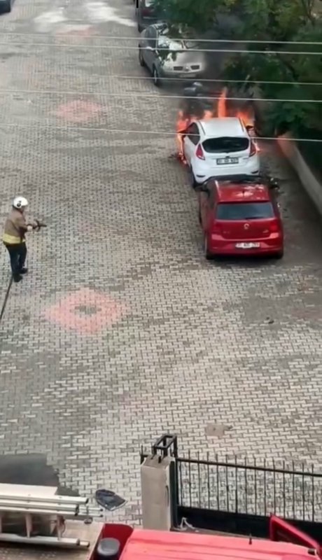 Hatay'da park halindeki otomobil alev alev yandı