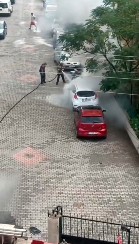Hatay'da park halindeki otomobil alev alev yandı