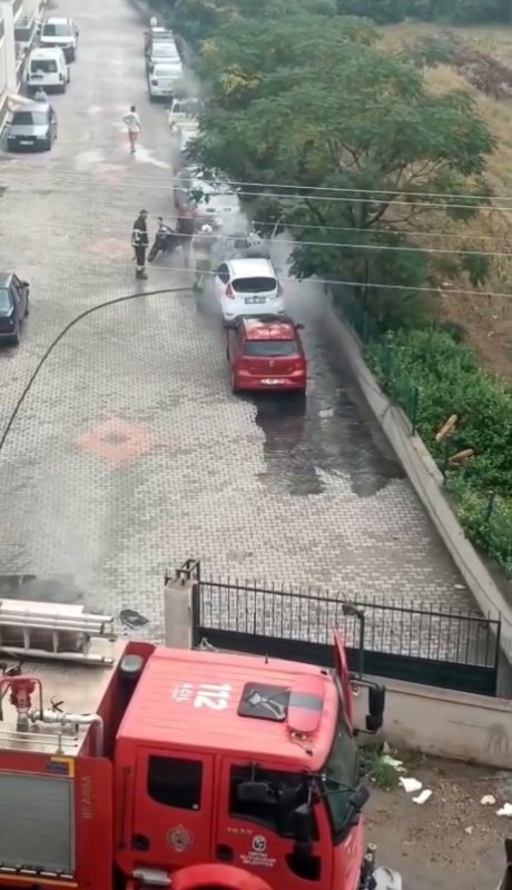 Hatay'da park halindeki otomobil alev alev yandı