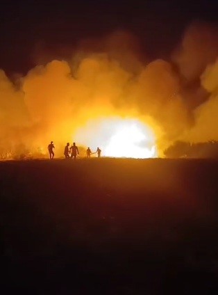 Elektrik tellerinden çıkan yangında ağaçlık alan alevlere teslim oldu (Fotoğraflı - Görüntülü) Ogün Aslan HATAY (İHA) - Hatay’ın Arsuz ilçesinde elektrik tellerinde çıkan yangın, ekiplerin müdahalesiyle büyümeden kontrol altına alındı. Yangın, gece saatlerinde Arsuz ilçesi Aşağı Kepirce Mahallesi'nde bulunan ağaçlık alanda çıktı. Elektrik tellerinde çıkan yangın, ormanlık alana sıçradı. Ormanlık alandan kısa sürede alevler yükseldi. Yangının fark edilmesi üzerine bölgeye itfaiye ve Orman Bölge Müdürlüğü ekipleri sevk edildi. Kısa sürede bölgeye gelen ekiplerin ve arazözlerin müdahalesiyle yangın büyümeden kontrol altına alındı. Kontrol altına alınan ormanlık alanda soğutma çalışmaları devam ediyor.