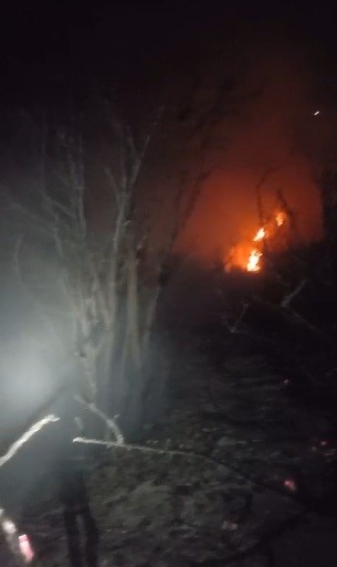 Elektrik tellerinden çıkan yangında ağaçlık alan alevlere teslim oldu (Fotoğraflı - Görüntülü) Ogün Aslan HATAY (İHA) - Hatay’ın Arsuz ilçesinde elektrik tellerinde çıkan yangın, ekiplerin müdahalesiyle büyümeden kontrol altına alındı. Yangın, gece saatlerinde Arsuz ilçesi Aşağı Kepirce Mahallesi'nde bulunan ağaçlık alanda çıktı. Elektrik tellerinde çıkan yangın, ormanlık alana sıçradı. Ormanlık alandan kısa sürede alevler yükseldi. Yangının fark edilmesi üzerine bölgeye itfaiye ve Orman Bölge Müdürlüğü ekipleri sevk edildi. Kısa sürede bölgeye gelen ekiplerin ve arazözlerin müdahalesiyle yangın büyümeden kontrol altına alındı. Kontrol altına alınan ormanlık alanda soğutma çalışmaları devam ediyor.