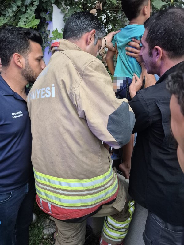 Demir korkuluklara sıkışan çocuk kurtarıldı (Fotoğraflı) Ogün Aslan HATAY (İHA) - Hatay’ın İskenderun ilçesinde demir korkuluklara sıkışan bir çocuk, ekiplerin zamanında müdahalesiyle kurtarıldı. Olay, İsmet İnönü Mahallesi’nde meydana geldi. Mahallede yaşayan bir çocuk, oyun oynadığı sırada demir korkuluklara sıkıştı. Çocuğun çevredekilerden yardım istemesi üzerine olay yerine ekipler sevk edildi. İtfaiye ekiplerinin titiz çalışması sonucu sıkıştığı yerden çıkarılan çocuk, ilk kontrollerinin yapılması için sağlık ekiplerine teslim edildi. Çocuğun sağlık durumunun iyi olduğu öğrenildi.