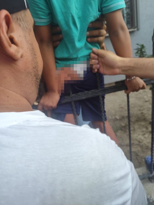 Demir korkuluklara sıkışan çocuk kurtarıldı (Fotoğraflı) Ogün Aslan HATAY (İHA) - Hatay’ın İskenderun ilçesinde demir korkuluklara sıkışan bir çocuk, ekiplerin zamanında müdahalesiyle kurtarıldı. Olay, İsmet İnönü Mahallesi’nde meydana geldi. Mahallede yaşayan bir çocuk, oyun oynadığı sırada demir korkuluklara sıkıştı. Çocuğun çevredekilerden yardım istemesi üzerine olay yerine ekipler sevk edildi. İtfaiye ekiplerinin titiz çalışması sonucu sıkıştığı yerden çıkarılan çocuk, ilk kontrollerinin yapılması için sağlık ekiplerine teslim edildi. Çocuğun sağlık durumunun iyi olduğu öğrenildi.