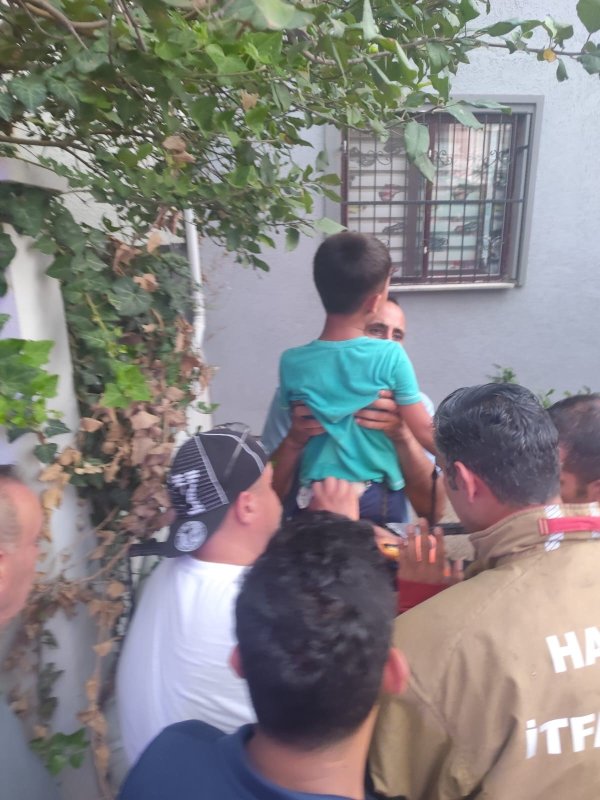Demir korkuluklara sıkışan çocuk kurtarıldı (Fotoğraflı) Ogün Aslan HATAY (İHA) - Hatay’ın İskenderun ilçesinde demir korkuluklara sıkışan bir çocuk, ekiplerin zamanında müdahalesiyle kurtarıldı. Olay, İsmet İnönü Mahallesi’nde meydana geldi. Mahallede yaşayan bir çocuk, oyun oynadığı sırada demir korkuluklara sıkıştı. Çocuğun çevredekilerden yardım istemesi üzerine olay yerine ekipler sevk edildi. İtfaiye ekiplerinin titiz çalışması sonucu sıkıştığı yerden çıkarılan çocuk, ilk kontrollerinin yapılması için sağlık ekiplerine teslim edildi. Çocuğun sağlık durumunun iyi olduğu öğrenildi.