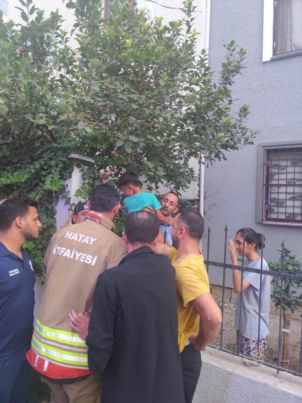 Demir korkuluklara sıkışan çocuk kurtarıldı (Fotoğraflı) Ogün Aslan HATAY (İHA) - Hatay’ın İskenderun ilçesinde demir korkuluklara sıkışan bir çocuk, ekiplerin zamanında müdahalesiyle kurtarıldı. Olay, İsmet İnönü Mahallesi’nde meydana geldi. Mahallede yaşayan bir çocuk, oyun oynadığı sırada demir korkuluklara sıkıştı. Çocuğun çevredekilerden yardım istemesi üzerine olay yerine ekipler sevk edildi. İtfaiye ekiplerinin titiz çalışması sonucu sıkıştığı yerden çıkarılan çocuk, ilk kontrollerinin yapılması için sağlık ekiplerine teslim edildi. Çocuğun sağlık durumunun iyi olduğu öğrenildi.