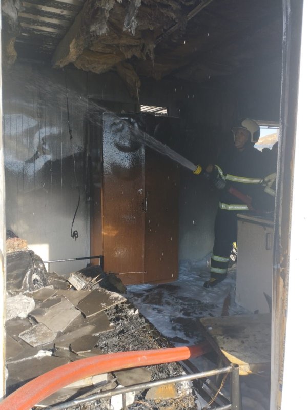 Yük boşalttığı sırada devrilen kamyonun altında kalan sürücü arkadaşlarının çabalarına rağmen öldü