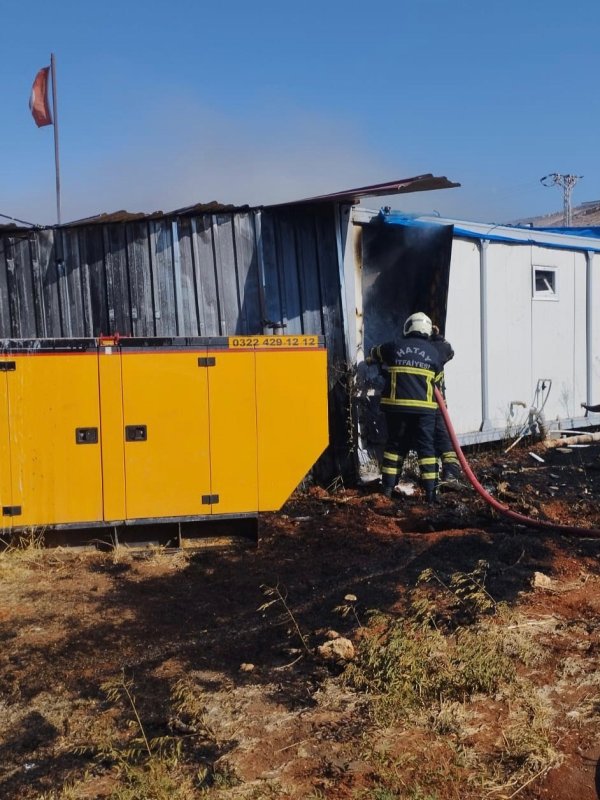 Reyhanlı’da konteyner yangını (Fotoğraflı) Arzu Kübra Doğan HATAY (İHA) - Hatay’da çıkan yangında konteyner kullanılmaz hale geldi. Yangın, Reyhanlı ilçesi Yenişehir Mahallesi’nde yaşandı. Mahallede vatandaşların yaşadığı konteyner alevlere teslim oldu. Yangının fark edilmesi üzerine bölgeye itfaiye ekibi sevk edildi. Yangında; can kaybı ve yaralanma yaşanmazken konteyner kullanılmaz hale geldi. Bölgede soğutma çalışması gerçekleştirildi.