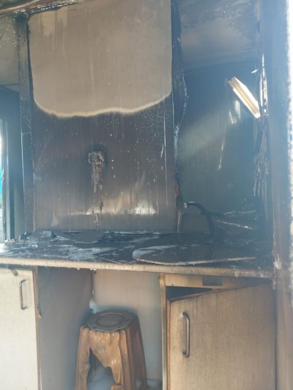 Reyhanlı’da konteyner yangını (Fotoğraflı) Arzu Kübra Doğan HATAY (İHA) - Hatay’da çıkan yangında konteyner kullanılmaz hale geldi. Yangın, Reyhanlı ilçesi Yenişehir Mahallesi’nde yaşandı. Mahallede vatandaşların yaşadığı konteyner alevlere teslim oldu. Yangının fark edilmesi üzerine bölgeye itfaiye ekibi sevk edildi. Yangında; can kaybı ve yaralanma yaşanmazken konteyner kullanılmaz hale geldi. Bölgede soğutma çalışması gerçekleştirildi.