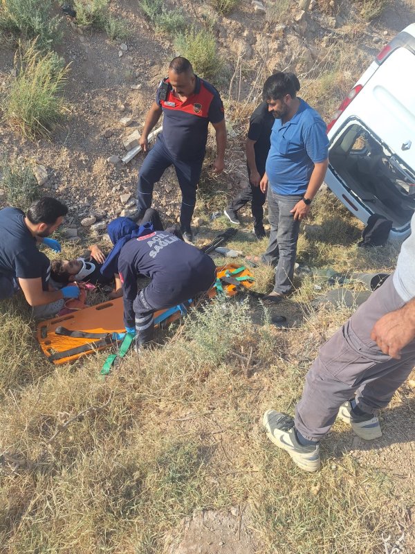 Takla atarak ters dönen hafif ticari araçtaki 7 kişi yaralandı (Fotoğraflı) Mehmet İhsan Çakar HATAY (İHA) - Hatay'da şarampole devrilerek ters dönen araçtaki 7 kişi yaralandı. Kaza, Kırıkhan ilçesi Kurtlusoğuksu mevkiinde yaşandı. Seyir halindeki 21 HD 444 plakalı hafif ticari araç, sürücüsünün kontrolü kaybetmesiyle şarampole devrilerek ters döndü. Araçta sıkışan yaralılar itfaiye ekipleri tarafından kurtarılarak sağlık ekiplerine teslim edildi. Yaralı 7 şahıs ilk müdahalenin ardından hastaneye sevk edildi. Yaralıların hastanedeki tedavisi sürüyor. Jandarma ekipleri kazayla ilgili inceleme başlattı.