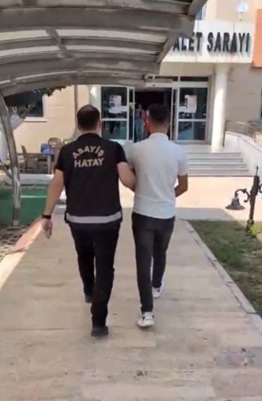 Dörtyol'da hapis cezası ile aranan 3 kişi yakalandı (Fotoğraflı) Necati İvgin HATAY (İHA) - Hatay'ın Dörtyol ilçesinde işledikleri çeşitli suçlar hakkında adli makamlarca verilen hapis cezası bulunan 3 şahıs yakalandı. İl Emniyet Müdürlüğü görevlilerince aranan şahısların yakalanmasına yönelik yapılan çalışmada Dörtyol ilçesinde kasten yaralama suçundan aranan 3 yıl 1 ay 15 gün hapis cezası bulunan H.Y., sahil bölgesinde birden Fazla Kişi Tarafından Silahla Yağma suçundan aranan M.A.K. ile hırsızlık suçundan hakkında 2 yıl 6 ay hapis cezası bulunan T.K. adlı şahıslar yakalanarak gözaltına alındı. Adli makamlara sevk edilen şahıs tutuklanarak ceza evine gönderildi.