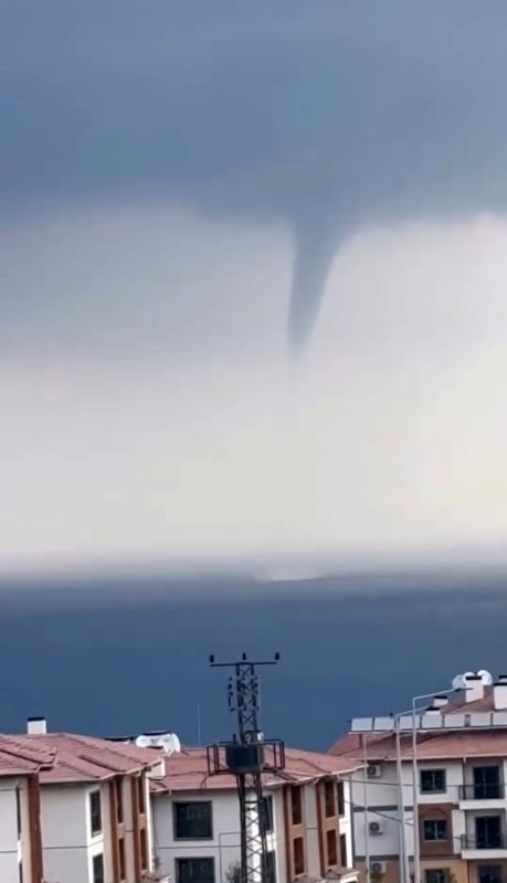 Akdeniz'de oluşan hortum görüntülendi (Fotoğraflı) Ferit SAvaş HATAY (İHA) - Hatay'ın İskenderun ilçesi açıklarında Akdeniz'de oluşan hortum cep telefonu kamerasıyla görüntülendi. İskenderun açıklarında sabah saatlerinde fırtına etkili oldu. Fırtınanın etkisiyle Akdeniz'de hortum oluştu. Karaya ulaşmadan deniz yüzeyinde kaybolan hortum, bir vatandaş tarafından karadan görüntülendi. Hortum, görüntüsüyle ürküttü.