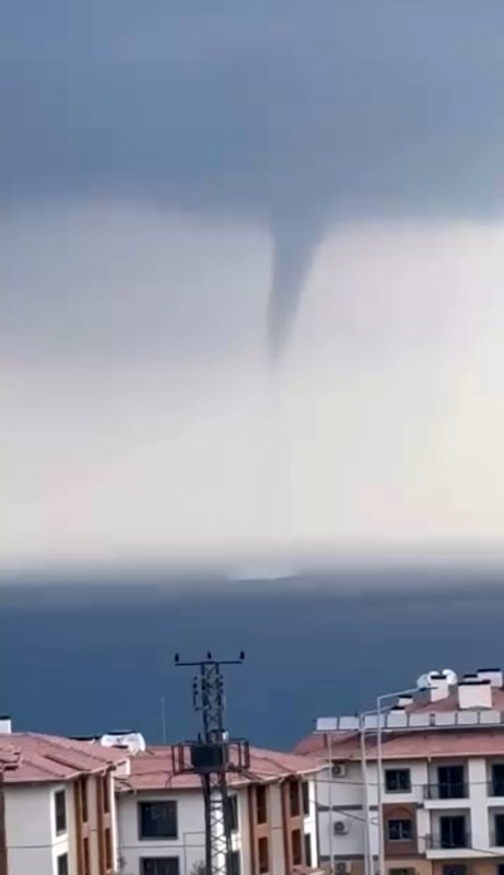 Akdeniz'de oluşan hortum görüntülendi