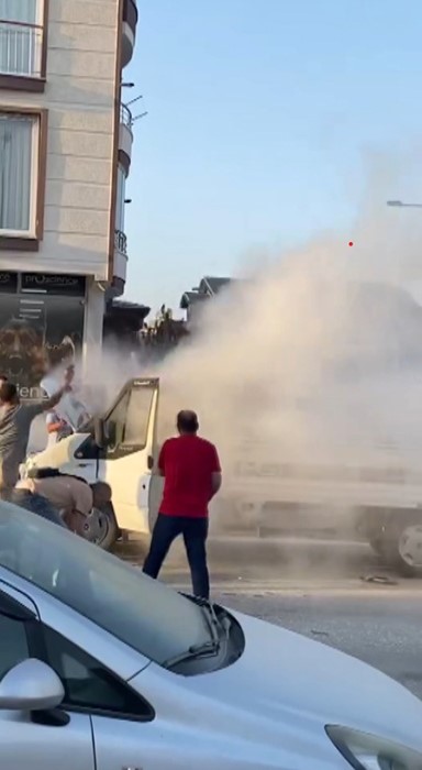 Alevlere teslim olan kamyonetteki yangına kolayla müdahale ettiler