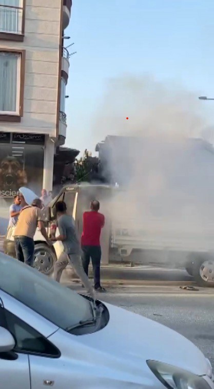 Alevlere teslim olan kamyonetteki yangına kolayla müdahale ettiler