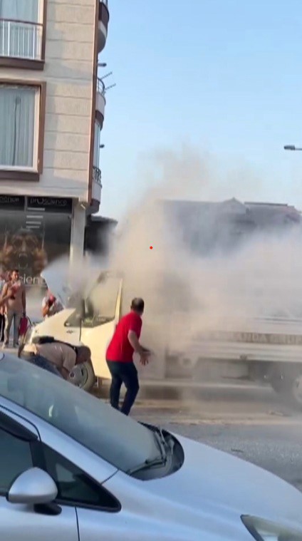 Alevlere teslim olan kamyonetteki yangına kolayla müdahale ettiler