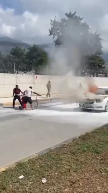 Hatay’da seyir halindeki araç alev aldı