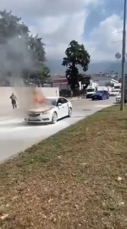 Hatay’da seyir halindeki araç alev aldı