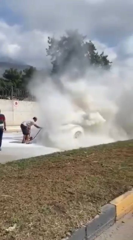 Hatay’da seyir halindeki araç alev aldı