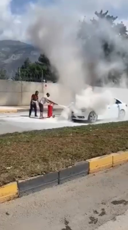 Hatay’da seyir halindeki araç alev aldı