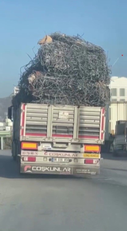  Hatay'da demir yüklü tır trafikte yürekleri ağza getirdi