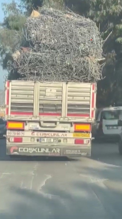 Hatay'da demir yüklü tır trafikte yürekleri ağza getirdi