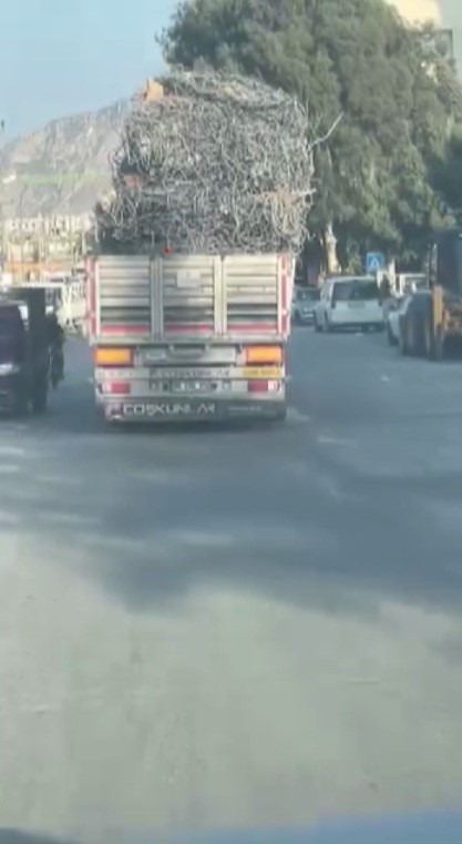  Hatay'da demir yüklü tır trafikte yürekleri ağza getirdi