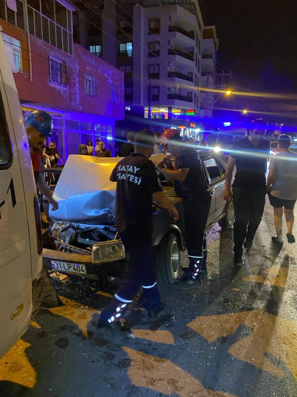 TOFAŞ'ın hurdaya döndüğü kazada 4 kişi yaralandı