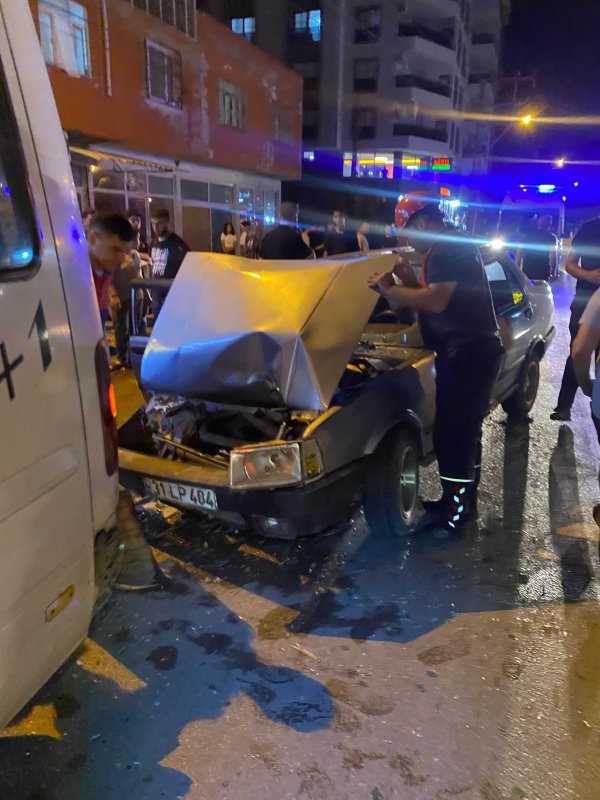 TOFAŞ'ın hurdaya döndüğü kazada 4 kişi yaralandı