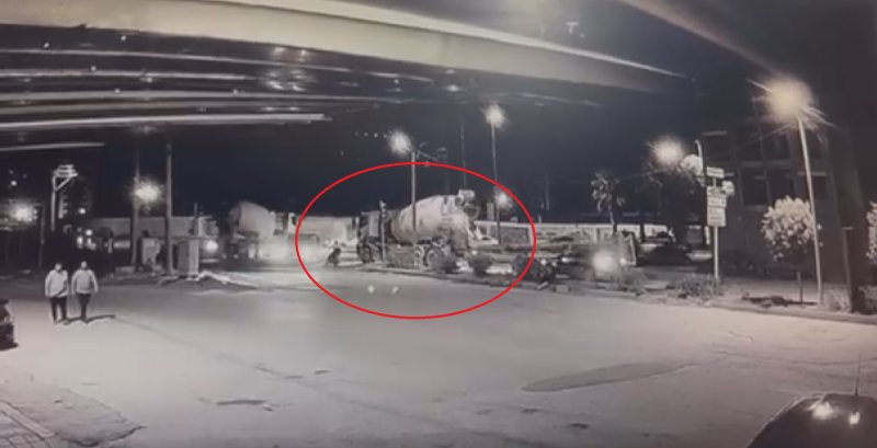 Beton mikserinin ezdiği motosikletin sürücüsü son anda kurtuldu