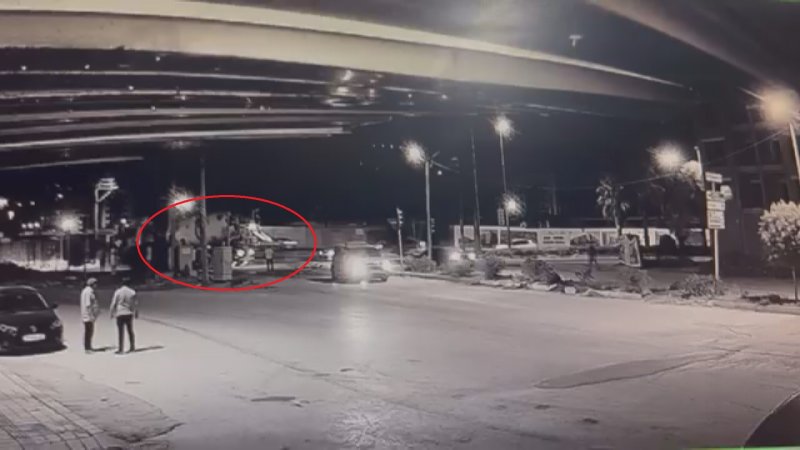 Beton mikserinin ezdiği motosikletin sürücüsü son anda kurtuldu