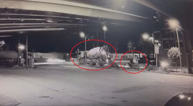 Beton mikserinin ezdiği motosikletin sürücüsü son anda kurtuldu