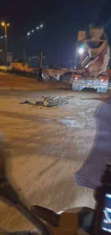 Beton mikserinin ezdiği motosikletin sürücüsü son anda kurtuldu