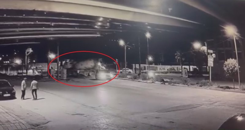 Beton mikserinin ezdiği motosikletin sürücüsü son anda kurtuldu