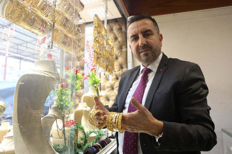 Yılların sarrafı altının gram fiyatının 6 bin TL'yi bulacağının sinyalini verdi - Hızla yükselişini sürdüren altında çeyrek altının yıl sonu itibariyle 10 bin TL'yi bulması bekleniyor (Fotoğraflı) Ramazan İlın - Ogün Aslan HATAY (İHA) - Hatay'da sarraflık yapan Ahmet Güney, gram fiyatı 5 bin TL'ye yaklaşan altının gram fiyatının yıl sonu itibariyle 6 bin TL'yi geçeceğini söyleyerek çeyrek altının 10 bin TL'yi bulacağı öngörüsünde bulundu. Düğünlerin vazgeçilmezi olan ve en güvenilir yatırım aracı olan altının fiyatı yaz ayları itibariyle yükselişini sürdürüyor. Yıllardan beri en doğru ve istikrarlı yatırım aracı olan altın, son günlerde yukarıya doğru ivmeyle artarak gram altın fiyatı 5 bin TL'ye yaklaştı. Hatay'da sarraflık yapan Güneyler Kuyumculuk Yönetim Kurulu Başkanı Ahmet Güney, bu yılın sonuna doğru altının yukarıya doğru ivmesini sürdürerek gram fiyatının 6 bin TL'ye ulaşacağını söyledi. "Altın hala en doğru ve en istikrarlı yatırım aracı halinde, yatırım konusunda ilk başlarda herkesin bildiği altın var" Altından sonra en kazandıran birimin gümüş olduğunu ifade eden sarraf Ahmet Güney, altının en istikrarlı yatırım aracı olduğunun altını çizerek "Son dönemlerde FED'in faiz tutumuyla, Donald Trump'ın çılgın hareketleri ve inişli çıkışlı birbiriyle çelişen beyanlarının etkisiyle altın kendine bir yön bulmaya çalıştı. Altın ana yönünü yukarı doğru belirleyip ilerlemeye başladı. Şu anda altın, uluslararası arenada bir geri iki ileri şeklinde kendini ifade ediyor. Altın hala en doğru ve en istikrarlı yatırım aracı halinde, ilk başlarda herkesin bildiği bir altın var. Altına paralel olarak ilerleyen bir kahramanımızda gümüş oldu. Gümüş de kendini çok istikrarlı bir şekilde yukarıya doğru taşıyor. Altında hareket kabiliyetini insanların alım gücünü ve piyasa belirliliğini göz önünde bulundurduğumuzda altın şu anda ivme olarak yukarı bir ivme göstermektedir" dedi. "Bu yılın sonuna doğru gelindiğinde altın fiyatının 6 bin TL olacağını ve dolayısıyla da altın çeyrek fiyatının 10 bin TL ifade edileceğini öngörüyoruz" Altının gramının kısa süre içerisinde 5 bin TL'yi ve yıl sonu itibariyle 6 bin TL'yi bulacağını ifade eden Güney, "Altın için öngörüleri ne kadar ifade etsek de her halükarda normal ve tahmin edilenden çok daha fazlasını ifade ediyor. Bundan önceki röportajlarımızda altın, 3 bin TL olacak dedik ve çok kısa bir süre sonra 3 bin TL oldu. Şimdi ise çok gecikmeden ve bir ay kadar bir süre içerisinde tahminimiz 5 bin TL olur. Bu yılın sonuna doğru gelindiğinde altın fiyatının 6 bin TL olacağını ve dolayısıyla da altın çeyrek fiyatının 10 bin TL ifade edileceğini öngörüyoruz. Altın yatırımcılarına genellikle işçiliksiz dediğimiz bilezikleri tavsiye ediyoruz. Sarrafiyeler konusunda; tüm altın, yarım altın, çeyrek altın bölümü de yine aynı şekilde yatırım altına olarak bulunmaktadır. Paketlenmiş 24 ayar ürünler de yatırım altını olarak değerlendirilmektedir" ifadelerini kullandı.