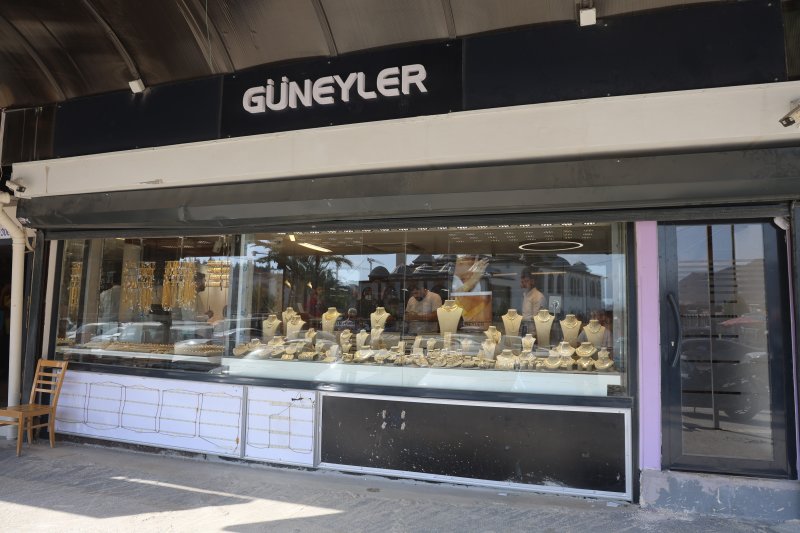 Yılların sarrafı altının gram fiyatının 6 bin TL'yi bulacağının sinyalini verdi - Hızla yükselişini sürdüren altında çeyrek altının yıl sonu itibariyle 10 bin TL'yi bulması bekleniyor (Fotoğraflı) Ramazan İlın - Ogün Aslan HATAY (İHA) - Hatay'da sarraflık yapan Ahmet Güney, gram fiyatı 5 bin TL'ye yaklaşan altının gram fiyatının yıl sonu itibariyle 6 bin TL'yi geçeceğini söyleyerek çeyrek altının 10 bin TL'yi bulacağı öngörüsünde bulundu. Düğünlerin vazgeçilmezi olan ve en güvenilir yatırım aracı olan altının fiyatı yaz ayları itibariyle yükselişini sürdürüyor. Yıllardan beri en doğru ve istikrarlı yatırım aracı olan altın, son günlerde yukarıya doğru ivmeyle artarak gram altın fiyatı 5 bin TL'ye yaklaştı. Hatay'da sarraflık yapan Güneyler Kuyumculuk Yönetim Kurulu Başkanı Ahmet Güney, bu yılın sonuna doğru altının yukarıya doğru ivmesini sürdürerek gram fiyatının 6 bin TL'ye ulaşacağını söyledi. "Altın hala en doğru ve en istikrarlı yatırım aracı halinde, yatırım konusunda ilk başlarda herkesin bildiği altın var" Altından sonra en kazandıran birimin gümüş olduğunu ifade eden sarraf Ahmet Güney, altının en istikrarlı yatırım aracı olduğunun altını çizerek "Son dönemlerde FED'in faiz tutumuyla, Donald Trump'ın çılgın hareketleri ve inişli çıkışlı birbiriyle çelişen beyanlarının etkisiyle altın kendine bir yön bulmaya çalıştı. Altın ana yönünü yukarı doğru belirleyip ilerlemeye başladı. Şu anda altın, uluslararası arenada bir geri iki ileri şeklinde kendini ifade ediyor. Altın hala en doğru ve en istikrarlı yatırım aracı halinde, ilk başlarda herkesin bildiği bir altın var. Altına paralel olarak ilerleyen bir kahramanımızda gümüş oldu. Gümüş de kendini çok istikrarlı bir şekilde yukarıya doğru taşıyor. Altında hareket kabiliyetini insanların alım gücünü ve piyasa belirliliğini göz önünde bulundurduğumuzda altın şu anda ivme olarak yukarı bir ivme göstermektedir" dedi. "Bu yılın sonuna doğru gelindiğinde altın fiyatının 6 bin TL olacağını ve dolayısıyla da altın çeyrek fiyatının 10 bin TL ifade edileceğini öngörüyoruz" Altının gramının kısa süre içerisinde 5 bin TL'yi ve yıl sonu itibariyle 6 bin TL'yi bulacağını ifade eden Güney, "Altın için öngörüleri ne kadar ifade etsek de her halükarda normal ve tahmin edilenden çok daha fazlasını ifade ediyor. Bundan önceki röportajlarımızda altın, 3 bin TL olacak dedik ve çok kısa bir süre sonra 3 bin TL oldu. Şimdi ise çok gecikmeden ve bir ay kadar bir süre içerisinde tahminimiz 5 bin TL olur. Bu yılın sonuna doğru gelindiğinde altın fiyatının 6 bin TL olacağını ve dolayısıyla da altın çeyrek fiyatının 10 bin TL ifade edileceğini öngörüyoruz. Altın yatırımcılarına genellikle işçiliksiz dediğimiz bilezikleri tavsiye ediyoruz. Sarrafiyeler konusunda; tüm altın, yarım altın, çeyrek altın bölümü de yine aynı şekilde yatırım altına olarak bulunmaktadır. Paketlenmiş 24 ayar ürünler de yatırım altını olarak değerlendirilmektedir" ifadelerini kullandı.