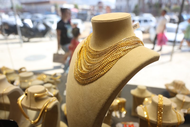 Yılların sarrafı altının gram fiyatının 6 bin TL'yi bulacağının sinyalini verdi - Hızla yükselişini sürdüren altında çeyrek altının yıl sonu itibariyle 10 bin TL'yi bulması bekleniyor (Fotoğraflı) Ramazan İlın - Ogün Aslan HATAY (İHA) - Hatay'da sarraflık yapan Ahmet Güney, gram fiyatı 5 bin TL'ye yaklaşan altının gram fiyatının yıl sonu itibariyle 6 bin TL'yi geçeceğini söyleyerek çeyrek altının 10 bin TL'yi bulacağı öngörüsünde bulundu. Düğünlerin vazgeçilmezi olan ve en güvenilir yatırım aracı olan altının fiyatı yaz ayları itibariyle yükselişini sürdürüyor. Yıllardan beri en doğru ve istikrarlı yatırım aracı olan altın, son günlerde yukarıya doğru ivmeyle artarak gram altın fiyatı 5 bin TL'ye yaklaştı. Hatay'da sarraflık yapan Güneyler Kuyumculuk Yönetim Kurulu Başkanı Ahmet Güney, bu yılın sonuna doğru altının yukarıya doğru ivmesini sürdürerek gram fiyatının 6 bin TL'ye ulaşacağını söyledi. "Altın hala en doğru ve en istikrarlı yatırım aracı halinde, yatırım konusunda ilk başlarda herkesin bildiği altın var" Altından sonra en kazandıran birimin gümüş olduğunu ifade eden sarraf Ahmet Güney, altının en istikrarlı yatırım aracı olduğunun altını çizerek "Son dönemlerde FED'in faiz tutumuyla, Donald Trump'ın çılgın hareketleri ve inişli çıkışlı birbiriyle çelişen beyanlarının etkisiyle altın kendine bir yön bulmaya çalıştı. Altın ana yönünü yukarı doğru belirleyip ilerlemeye başladı. Şu anda altın, uluslararası arenada bir geri iki ileri şeklinde kendini ifade ediyor. Altın hala en doğru ve en istikrarlı yatırım aracı halinde, ilk başlarda herkesin bildiği bir altın var. Altına paralel olarak ilerleyen bir kahramanımızda gümüş oldu. Gümüş de kendini çok istikrarlı bir şekilde yukarıya doğru taşıyor. Altında hareket kabiliyetini insanların alım gücünü ve piyasa belirliliğini göz önünde bulundurduğumuzda altın şu anda ivme olarak yukarı bir ivme göstermektedir" dedi. "Bu yılın sonuna doğru gelindiğinde altın fiyatının 6 bin TL olacağını ve dolayısıyla da altın çeyrek fiyatının 10 bin TL ifade edileceğini öngörüyoruz" Altının gramının kısa süre içerisinde 5 bin TL'yi ve yıl sonu itibariyle 6 bin TL'yi bulacağını ifade eden Güney, "Altın için öngörüleri ne kadar ifade etsek de her halükarda normal ve tahmin edilenden çok daha fazlasını ifade ediyor. Bundan önceki röportajlarımızda altın, 3 bin TL olacak dedik ve çok kısa bir süre sonra 3 bin TL oldu. Şimdi ise çok gecikmeden ve bir ay kadar bir süre içerisinde tahminimiz 5 bin TL olur. Bu yılın sonuna doğru gelindiğinde altın fiyatının 6 bin TL olacağını ve dolayısıyla da altın çeyrek fiyatının 10 bin TL ifade edileceğini öngörüyoruz. Altın yatırımcılarına genellikle işçiliksiz dediğimiz bilezikleri tavsiye ediyoruz. Sarrafiyeler konusunda; tüm altın, yarım altın, çeyrek altın bölümü de yine aynı şekilde yatırım altına olarak bulunmaktadır. Paketlenmiş 24 ayar ürünler de yatırım altını olarak değerlendirilmektedir" ifadelerini kullandı.