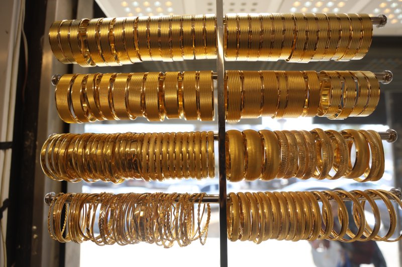 Yılların sarrafı altının gram fiyatının 6 bin TL'yi bulacağının sinyalini verdi - Hızla yükselişini sürdüren altında çeyrek altının yıl sonu itibariyle 10 bin TL'yi bulması bekleniyor (Fotoğraflı) Ramazan İlın - Ogün Aslan HATAY (İHA) - Hatay'da sarraflık yapan Ahmet Güney, gram fiyatı 5 bin TL'ye yaklaşan altının gram fiyatının yıl sonu itibariyle 6 bin TL'yi geçeceğini söyleyerek çeyrek altının 10 bin TL'yi bulacağı öngörüsünde bulundu. Düğünlerin vazgeçilmezi olan ve en güvenilir yatırım aracı olan altının fiyatı yaz ayları itibariyle yükselişini sürdürüyor. Yıllardan beri en doğru ve istikrarlı yatırım aracı olan altın, son günlerde yukarıya doğru ivmeyle artarak gram altın fiyatı 5 bin TL'ye yaklaştı. Hatay'da sarraflık yapan Güneyler Kuyumculuk Yönetim Kurulu Başkanı Ahmet Güney, bu yılın sonuna doğru altının yukarıya doğru ivmesini sürdürerek gram fiyatının 6 bin TL'ye ulaşacağını söyledi. "Altın hala en doğru ve en istikrarlı yatırım aracı halinde, yatırım konusunda ilk başlarda herkesin bildiği altın var" Altından sonra en kazandıran birimin gümüş olduğunu ifade eden sarraf Ahmet Güney, altının en istikrarlı yatırım aracı olduğunun altını çizerek "Son dönemlerde FED'in faiz tutumuyla, Donald Trump'ın çılgın hareketleri ve inişli çıkışlı birbiriyle çelişen beyanlarının etkisiyle altın kendine bir yön bulmaya çalıştı. Altın ana yönünü yukarı doğru belirleyip ilerlemeye başladı. Şu anda altın, uluslararası arenada bir geri iki ileri şeklinde kendini ifade ediyor. Altın hala en doğru ve en istikrarlı yatırım aracı halinde, ilk başlarda herkesin bildiği bir altın var. Altına paralel olarak ilerleyen bir kahramanımızda gümüş oldu. Gümüş de kendini çok istikrarlı bir şekilde yukarıya doğru taşıyor. Altında hareket kabiliyetini insanların alım gücünü ve piyasa belirliliğini göz önünde bulundurduğumuzda altın şu anda ivme olarak yukarı bir ivme göstermektedir" dedi. "Bu yılın sonuna doğru gelindiğinde altın fiyatının 6 bin TL olacağını ve dolayısıyla da altın çeyrek fiyatının 10 bin TL ifade edileceğini öngörüyoruz" Altının gramının kısa süre içerisinde 5 bin TL'yi ve yıl sonu itibariyle 6 bin TL'yi bulacağını ifade eden Güney, "Altın için öngörüleri ne kadar ifade etsek de her halükarda normal ve tahmin edilenden çok daha fazlasını ifade ediyor. Bundan önceki röportajlarımızda altın, 3 bin TL olacak dedik ve çok kısa bir süre sonra 3 bin TL oldu. Şimdi ise çok gecikmeden ve bir ay kadar bir süre içerisinde tahminimiz 5 bin TL olur. Bu yılın sonuna doğru gelindiğinde altın fiyatının 6 bin TL olacağını ve dolayısıyla da altın çeyrek fiyatının 10 bin TL ifade edileceğini öngörüyoruz. Altın yatırımcılarına genellikle işçiliksiz dediğimiz bilezikleri tavsiye ediyoruz. Sarrafiyeler konusunda; tüm altın, yarım altın, çeyrek altın bölümü de yine aynı şekilde yatırım altına olarak bulunmaktadır. Paketlenmiş 24 ayar ürünler de yatırım altını olarak değerlendirilmektedir" ifadelerini kullandı.