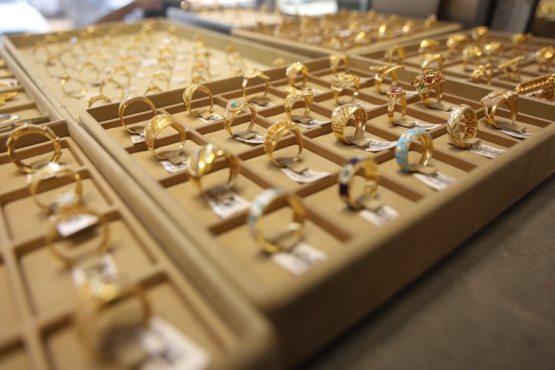 Yılların sarrafı altının gram fiyatının 6 bin TL'yi bulacağının sinyalini verdi - Hızla yükselişini sürdüren altında çeyrek altının yıl sonu itibariyle 10 bin TL'yi bulması bekleniyor (Fotoğraflı) Ramazan İlın - Ogün Aslan HATAY (İHA) - Hatay'da sarraflık yapan Ahmet Güney, gram fiyatı 5 bin TL'ye yaklaşan altının gram fiyatının yıl sonu itibariyle 6 bin TL'yi geçeceğini söyleyerek çeyrek altının 10 bin TL'yi bulacağı öngörüsünde bulundu. Düğünlerin vazgeçilmezi olan ve en güvenilir yatırım aracı olan altının fiyatı yaz ayları itibariyle yükselişini sürdürüyor. Yıllardan beri en doğru ve istikrarlı yatırım aracı olan altın, son günlerde yukarıya doğru ivmeyle artarak gram altın fiyatı 5 bin TL'ye yaklaştı. Hatay'da sarraflık yapan Güneyler Kuyumculuk Yönetim Kurulu Başkanı Ahmet Güney, bu yılın sonuna doğru altının yukarıya doğru ivmesini sürdürerek gram fiyatının 6 bin TL'ye ulaşacağını söyledi. "Altın hala en doğru ve en istikrarlı yatırım aracı halinde, yatırım konusunda ilk başlarda herkesin bildiği altın var" Altından sonra en kazandıran birimin gümüş olduğunu ifade eden sarraf Ahmet Güney, altının en istikrarlı yatırım aracı olduğunun altını çizerek "Son dönemlerde FED'in faiz tutumuyla, Donald Trump'ın çılgın hareketleri ve inişli çıkışlı birbiriyle çelişen beyanlarının etkisiyle altın kendine bir yön bulmaya çalıştı. Altın ana yönünü yukarı doğru belirleyip ilerlemeye başladı. Şu anda altın, uluslararası arenada bir geri iki ileri şeklinde kendini ifade ediyor. Altın hala en doğru ve en istikrarlı yatırım aracı halinde, ilk başlarda herkesin bildiği bir altın var. Altına paralel olarak ilerleyen bir kahramanımızda gümüş oldu. Gümüş de kendini çok istikrarlı bir şekilde yukarıya doğru taşıyor. Altında hareket kabiliyetini insanların alım gücünü ve piyasa belirliliğini göz önünde bulundurduğumuzda altın şu anda ivme olarak yukarı bir ivme göstermektedir" dedi. "Bu yılın sonuna doğru gelindiğinde altın fiyatının 6 bin TL olacağını ve dolayısıyla da altın çeyrek fiyatının 10 bin TL ifade edileceğini öngörüyoruz" Altının gramının kısa süre içerisinde 5 bin TL'yi ve yıl sonu itibariyle 6 bin TL'yi bulacağını ifade eden Güney, "Altın için öngörüleri ne kadar ifade etsek de her halükarda normal ve tahmin edilenden çok daha fazlasını ifade ediyor. Bundan önceki röportajlarımızda altın, 3 bin TL olacak dedik ve çok kısa bir süre sonra 3 bin TL oldu. Şimdi ise çok gecikmeden ve bir ay kadar bir süre içerisinde tahminimiz 5 bin TL olur. Bu yılın sonuna doğru gelindiğinde altın fiyatının 6 bin TL olacağını ve dolayısıyla da altın çeyrek fiyatının 10 bin TL ifade edileceğini öngörüyoruz. Altın yatırımcılarına genellikle işçiliksiz dediğimiz bilezikleri tavsiye ediyoruz. Sarrafiyeler konusunda; tüm altın, yarım altın, çeyrek altın bölümü de yine aynı şekilde yatırım altına olarak bulunmaktadır. Paketlenmiş 24 ayar ürünler de yatırım altını olarak değerlendirilmektedir" ifadelerini kullandı.