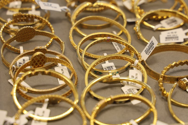 Yılların sarrafı altının gram fiyatının 6 bin TL'yi bulacağının sinyalini verdi - Hızla yükselişini sürdüren altında çeyrek altının yıl sonu itibariyle 10 bin TL'yi bulması bekleniyor (Fotoğraflı) Ramazan İlın - Ogün Aslan HATAY (İHA) - Hatay'da sarraflık yapan Ahmet Güney, gram fiyatı 5 bin TL'ye yaklaşan altının gram fiyatının yıl sonu itibariyle 6 bin TL'yi geçeceğini söyleyerek çeyrek altının 10 bin TL'yi bulacağı öngörüsünde bulundu. Düğünlerin vazgeçilmezi olan ve en güvenilir yatırım aracı olan altının fiyatı yaz ayları itibariyle yükselişini sürdürüyor. Yıllardan beri en doğru ve istikrarlı yatırım aracı olan altın, son günlerde yukarıya doğru ivmeyle artarak gram altın fiyatı 5 bin TL'ye yaklaştı. Hatay'da sarraflık yapan Güneyler Kuyumculuk Yönetim Kurulu Başkanı Ahmet Güney, bu yılın sonuna doğru altının yukarıya doğru ivmesini sürdürerek gram fiyatının 6 bin TL'ye ulaşacağını söyledi. "Altın hala en doğru ve en istikrarlı yatırım aracı halinde, yatırım konusunda ilk başlarda herkesin bildiği altın var" Altından sonra en kazandıran birimin gümüş olduğunu ifade eden sarraf Ahmet Güney, altının en istikrarlı yatırım aracı olduğunun altını çizerek "Son dönemlerde FED'in faiz tutumuyla, Donald Trump'ın çılgın hareketleri ve inişli çıkışlı birbiriyle çelişen beyanlarının etkisiyle altın kendine bir yön bulmaya çalıştı. Altın ana yönünü yukarı doğru belirleyip ilerlemeye başladı. Şu anda altın, uluslararası arenada bir geri iki ileri şeklinde kendini ifade ediyor. Altın hala en doğru ve en istikrarlı yatırım aracı halinde, ilk başlarda herkesin bildiği bir altın var. Altına paralel olarak ilerleyen bir kahramanımızda gümüş oldu. Gümüş de kendini çok istikrarlı bir şekilde yukarıya doğru taşıyor. Altında hareket kabiliyetini insanların alım gücünü ve piyasa belirliliğini göz önünde bulundurduğumuzda altın şu anda ivme olarak yukarı bir ivme göstermektedir" dedi. "Bu yılın sonuna doğru gelindiğinde altın fiyatının 6 bin TL olacağını ve dolayısıyla da altın çeyrek fiyatının 10 bin TL ifade edileceğini öngörüyoruz" Altının gramının kısa süre içerisinde 5 bin TL'yi ve yıl sonu itibariyle 6 bin TL'yi bulacağını ifade eden Güney, "Altın için öngörüleri ne kadar ifade etsek de her halükarda normal ve tahmin edilenden çok daha fazlasını ifade ediyor. Bundan önceki röportajlarımızda altın, 3 bin TL olacak dedik ve çok kısa bir süre sonra 3 bin TL oldu. Şimdi ise çok gecikmeden ve bir ay kadar bir süre içerisinde tahminimiz 5 bin TL olur. Bu yılın sonuna doğru gelindiğinde altın fiyatının 6 bin TL olacağını ve dolayısıyla da altın çeyrek fiyatının 10 bin TL ifade edileceğini öngörüyoruz. Altın yatırımcılarına genellikle işçiliksiz dediğimiz bilezikleri tavsiye ediyoruz. Sarrafiyeler konusunda; tüm altın, yarım altın, çeyrek altın bölümü de yine aynı şekilde yatırım altına olarak bulunmaktadır. Paketlenmiş 24 ayar ürünler de yatırım altını olarak değerlendirilmektedir" ifadelerini kullandı.