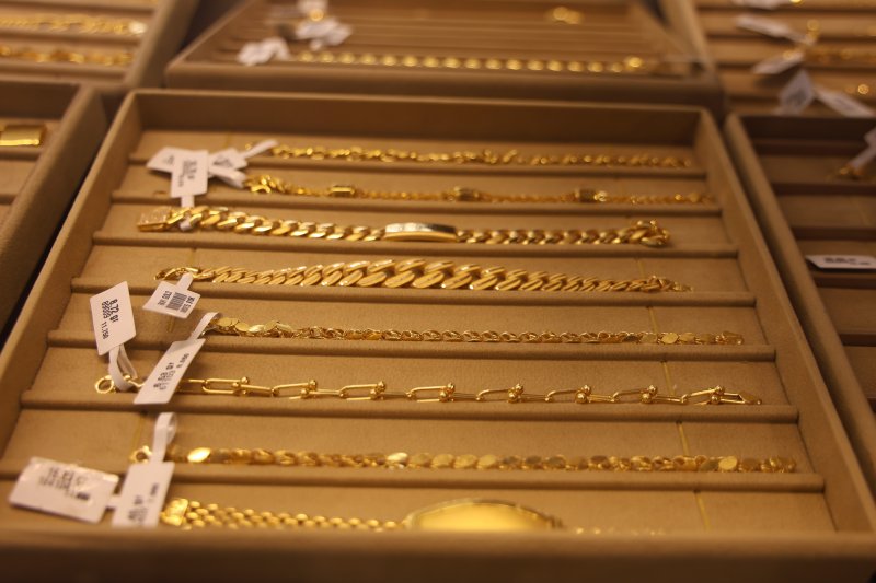 Yılların sarrafı altının gram fiyatının 6 bin TL'yi bulacağının sinyalini verdi - Hızla yükselişini sürdüren altında çeyrek altının yıl sonu itibariyle 10 bin TL'yi bulması bekleniyor (Fotoğraflı) Ramazan İlın - Ogün Aslan HATAY (İHA) - Hatay'da sarraflık yapan Ahmet Güney, gram fiyatı 5 bin TL'ye yaklaşan altının gram fiyatının yıl sonu itibariyle 6 bin TL'yi geçeceğini söyleyerek çeyrek altının 10 bin TL'yi bulacağı öngörüsünde bulundu. Düğünlerin vazgeçilmezi olan ve en güvenilir yatırım aracı olan altının fiyatı yaz ayları itibariyle yükselişini sürdürüyor. Yıllardan beri en doğru ve istikrarlı yatırım aracı olan altın, son günlerde yukarıya doğru ivmeyle artarak gram altın fiyatı 5 bin TL'ye yaklaştı. Hatay'da sarraflık yapan Güneyler Kuyumculuk Yönetim Kurulu Başkanı Ahmet Güney, bu yılın sonuna doğru altının yukarıya doğru ivmesini sürdürerek gram fiyatının 6 bin TL'ye ulaşacağını söyledi. "Altın hala en doğru ve en istikrarlı yatırım aracı halinde, yatırım konusunda ilk başlarda herkesin bildiği altın var" Altından sonra en kazandıran birimin gümüş olduğunu ifade eden sarraf Ahmet Güney, altının en istikrarlı yatırım aracı olduğunun altını çizerek "Son dönemlerde FED'in faiz tutumuyla, Donald Trump'ın çılgın hareketleri ve inişli çıkışlı birbiriyle çelişen beyanlarının etkisiyle altın kendine bir yön bulmaya çalıştı. Altın ana yönünü yukarı doğru belirleyip ilerlemeye başladı. Şu anda altın, uluslararası arenada bir geri iki ileri şeklinde kendini ifade ediyor. Altın hala en doğru ve en istikrarlı yatırım aracı halinde, ilk başlarda herkesin bildiği bir altın var. Altına paralel olarak ilerleyen bir kahramanımızda gümüş oldu. Gümüş de kendini çok istikrarlı bir şekilde yukarıya doğru taşıyor. Altında hareket kabiliyetini insanların alım gücünü ve piyasa belirliliğini göz önünde bulundurduğumuzda altın şu anda ivme olarak yukarı bir ivme göstermektedir" dedi. "Bu yılın sonuna doğru gelindiğinde altın fiyatının 6 bin TL olacağını ve dolayısıyla da altın çeyrek fiyatının 10 bin TL ifade edileceğini öngörüyoruz" Altının gramının kısa süre içerisinde 5 bin TL'yi ve yıl sonu itibariyle 6 bin TL'yi bulacağını ifade eden Güney, "Altın için öngörüleri ne kadar ifade etsek de her halükarda normal ve tahmin edilenden çok daha fazlasını ifade ediyor. Bundan önceki röportajlarımızda altın, 3 bin TL olacak dedik ve çok kısa bir süre sonra 3 bin TL oldu. Şimdi ise çok gecikmeden ve bir ay kadar bir süre içerisinde tahminimiz 5 bin TL olur. Bu yılın sonuna doğru gelindiğinde altın fiyatının 6 bin TL olacağını ve dolayısıyla da altın çeyrek fiyatının 10 bin TL ifade edileceğini öngörüyoruz. Altın yatırımcılarına genellikle işçiliksiz dediğimiz bilezikleri tavsiye ediyoruz. Sarrafiyeler konusunda; tüm altın, yarım altın, çeyrek altın bölümü de yine aynı şekilde yatırım altına olarak bulunmaktadır. Paketlenmiş 24 ayar ürünler de yatırım altını olarak değerlendirilmektedir" ifadelerini kullandı.