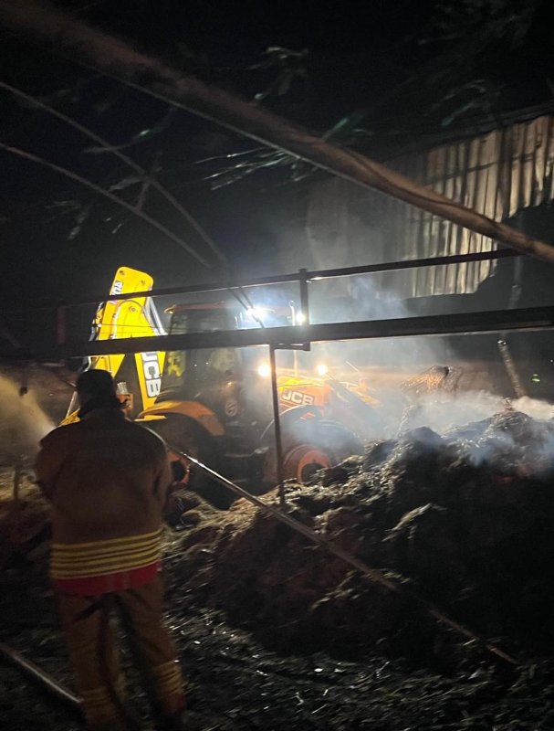 Çiftlikte çıkan yangında saman balyaları alevlere teslim oldu