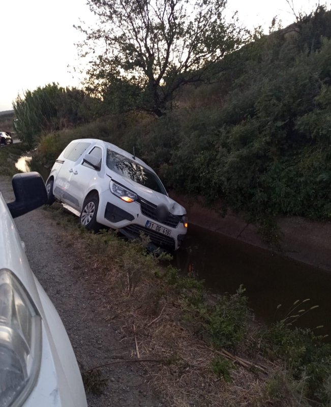 Koyun sürüsüne çarpan insan kaçakçısı, aracı ve göçmenleri bırakıp kaçtı