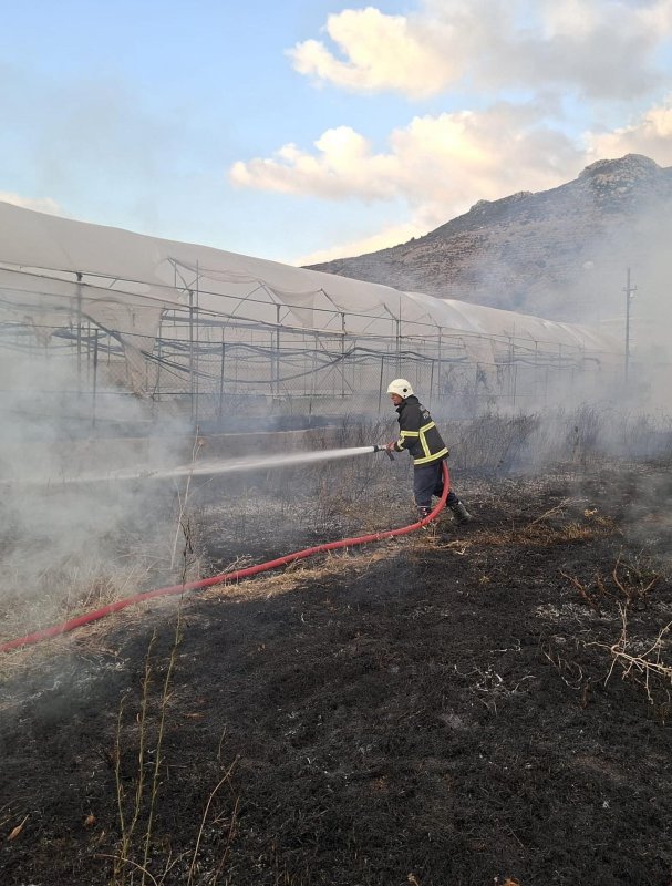 Samandağ’da bahçe yangını